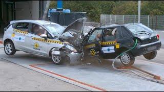 Old Car vs Modern Car during Crash Test / Evolution of Car Safety