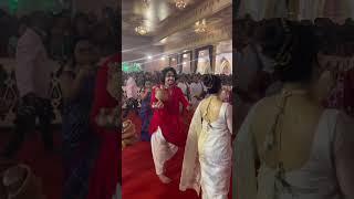 Tanisha Mukherjee performs VIRAL Dhunuchi naach with grace #tanishamukherjee #durgapuja #shorts