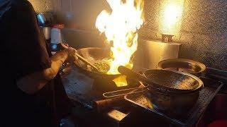 中国 深センの青椒肉絲（チンジャオロース） と豆腐とピーマンの炒め物 Green pepper shredded pork in Shenzhen street food