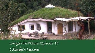 Charlie and Meg's Roundhouse : Living in the Future (Ecovillages) 45