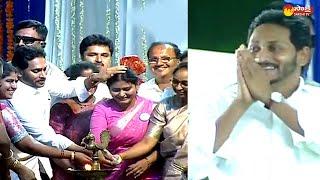 CM Jagan Dynamic Entry At Narpala Public Meeting | Jagananna Vasathi Deevena @SakshiTVLIVE