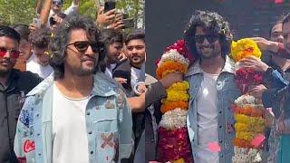 Nani Interacts with Fans at Ahmedabad During Dasara Movie Promotions | Gulte.com