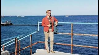 У моря. Небо. Берег. Волны