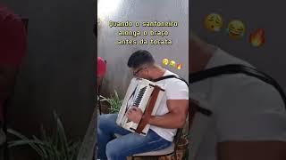 QUANDO O SANFONEIRO ALONGA O BRAÇO ANTES DA TOCATA ‍