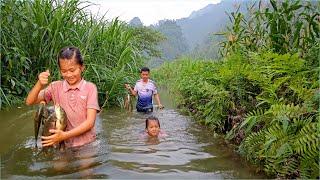 After sowing seeds for the new crop, Phuong Vy and  uncle followed the stream to catch fish to eat