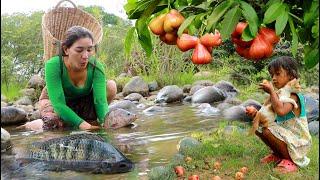 My daughter found pick rose apple & cute kitten for pet - Mother catch fish for cooking of dinner