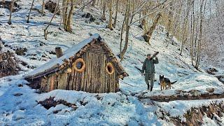 Winter Camping Adventure: Building a Bushcraft Log Shelter in the Wild️️