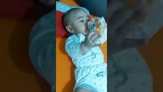 COBA DEHHH /// Hanya dengan pembungkus tisu, bayi jd senang bermain