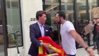 Valtonyc intenta quitarle la bandera de España al presidente de Vox en Gerona