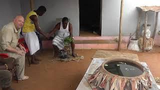 Als deutscher Magier in Westafrika Teil 2: Kochendes Wasser über mich und ein Voodoo Ritual.