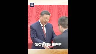习近平等为全国劳动模范和先进工作者代表颁发荣誉证书 | CCTV