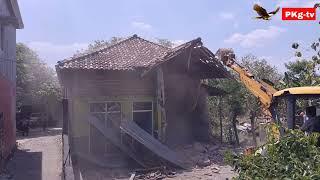 Detik-detik Dimulai Eksekusi Rumah Desa Kedumulyo Hingga Rata Dengan Tanah