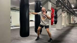 Упражнения на боксерском мешке: как тренировать нокаутирующий удар с шагом вперед?