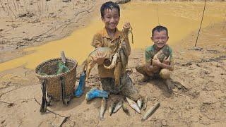 catch village fish Catching fish in the low water season selling it the daily life of an orphan boy