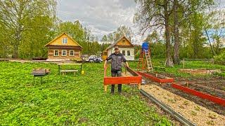 Работа на земле затянула с головой. Делаю ленивый огород из б/у материалов. Добываю старые доски