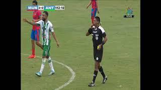 Tarjeta roja para Alexander Robinson de Antigua GFC al Minuto 110