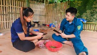 The kind policeman secretly went to He's house to cook. They were both very happy to see each other.