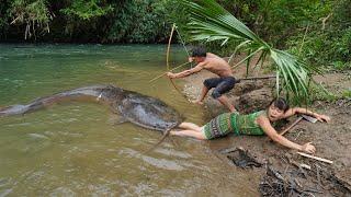 Survival Skills - Primitive Life 100 Days Solo Bushcraft Relax Meet Big Fish In Mud Crack Attack