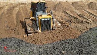 Wonderful Big Dozer Equipment Clearing Sand In Mud Power Pushing Capacity Shantui Bulldozer