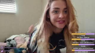 Egirl shows pussy on stream