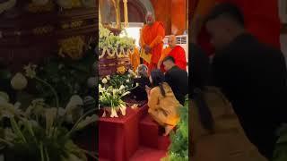 Người con hiếu thảo cõng mẹ đến đảnh lễ Xá lợi Đức Thế Tôn