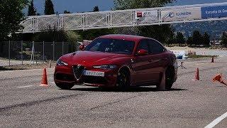 Alfa Romeo Giulia Quadrifoglio 2016 - Maniobra de esquiva (moose test) y eslalon | km77.com