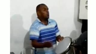 Quando a gata aparece no pagode...