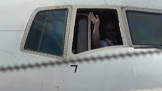 🟊FRA🟊 AeroLogic Boeing777-F rollt über Spotterbrücke | Waving Piolots with open window