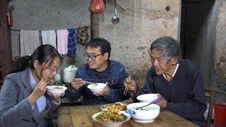 城里姑娘嫁到农村，婆婆不在家，家里没肉，看儿子给儿媳妇做啥吃