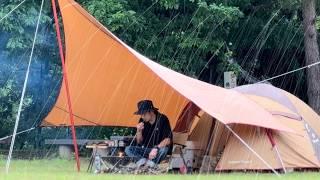 Japanese solo camping: Packing up a tent in heavy rain | Lighting a bonfire and baking bread