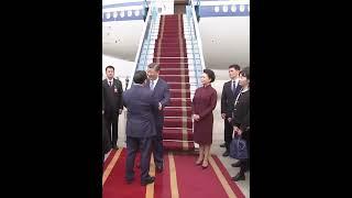 习近平主席携夫人彭丽媛抵达河内，开始对越南进行国事访问，越南总理范明政到机场热情迎接。