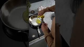 Cooking eggs in stainless steel doesn’t have to be a struggle. Check the description for easy steps.