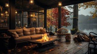 Herbstliche gemütliche Veranda am Seehaus am regnerischen Morgen mit Kamin