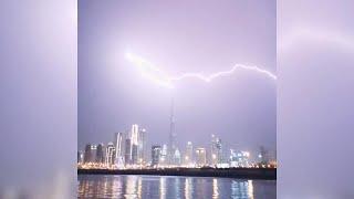 Dubai, il fulmine colpisce il grattacielo più alto del mondo: lo scatto perfetto atteso 7 anni