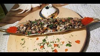 Морской коктейль, мидии, креветки, кальмары, морепродукты в чесночном соусе.