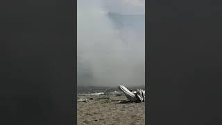Неизвестные подожгли траву на главном пляже Томари