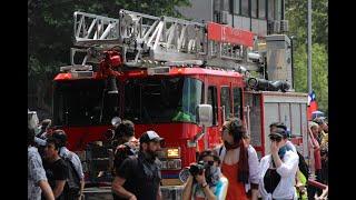 Manifestantes abren paso a Bomberos que respondian a llamado por fuego en sucursal bancaria.