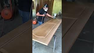 Barnizando puertas prefabricadas