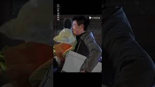 凡人歌 #shorts 大风天送花有风险，包装需谨慎#张哲华
