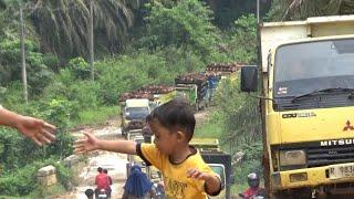 nasib sopir truk sawit, jalannya rusak mobilnya juga rusak