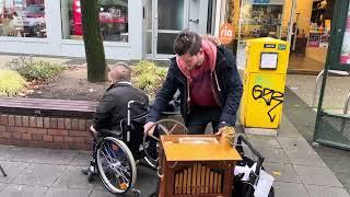 Berghain DJ spielt Drehorgel