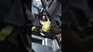 Toyota Prado 2021 года , как отсоединить штекер блока srs.