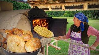 Рецепта за селски хляб - баба пече млечни хлябове в традиционна пещ на дърва в моето село