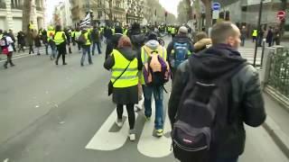 'Gilets jaunes' protesters clash with police in Paris