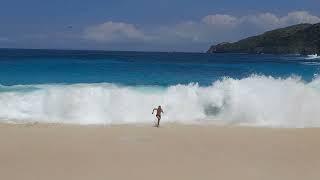 People have a hard time getting out of the sea, because of the big waves.   @ Kelingking Beach