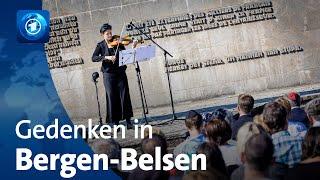 Überlebende gedenken der Opfer des Holocaust in Bergen-Belsen