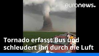 Tornado erfasst Bus und schleudert ihn durch die Luft