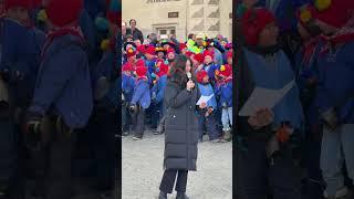 Grussbotschaft auf dem Dorfplatz am 1. März 2025 von Maja Riniker in Samedan