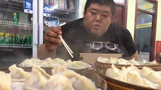 Monkey Brothers takes you to try local snack dumplings, Monkey Brothers can eat 60 by themselves！