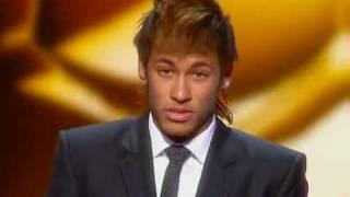 Neymar recebendo o premio de gol mais bonito do mundo de 2011